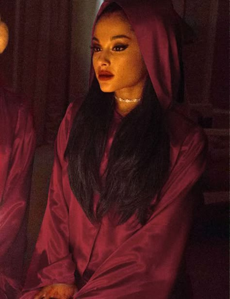 Ariana Grande Outfits, Ariana Grande Style, Ariana Grande Photos, Queen Fashion, Ariana G, Scream Queens, Burgundy Hair, Before Midnight, Chanel 2