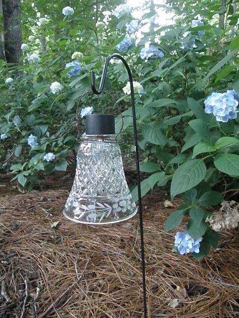 Taman Diy, Solar Light Crafts, Garden Globes, Glass Garden Art, Light Crafts, Garden Lights, Diy Solar, Solar Garden, Glass Garden