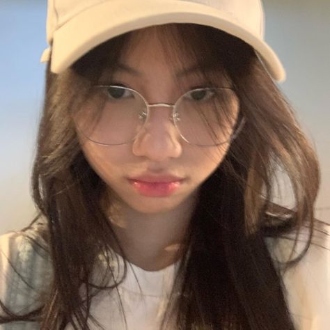 Michie Jkt48, Pola Kartu, Picture Icon, Aesthetic Photography Grunge, Girly Images, Cute Couple Pictures, Girl Icons, Aesthetic Photography, Android Wallpaper