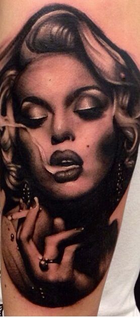 Marilyn Monroe Tattoo Traditional Chicano Tattoos, Lettrage Chicano, Monroe Tattoo, Marilyn Monroe Tattoo, Art Chicano, Chicanas Tattoo, Master Tattoo, Badass Girl, Chicano Tattoos