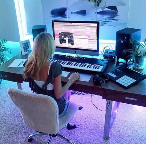 Producing Studio, Home Music Studio Ideas, Pc Memes, Home Studio Desk, Music Studio Decor, Home Recording Studio Setup, Recording Studio Setup, Home Music Rooms, Home Studio Ideas