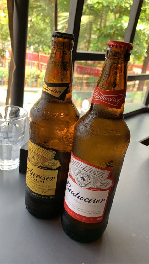 Chilling Budweiser Beer Snapchat, Beer Bottle Snap, Budweiser Snap, Beer Aesthetic Drinking, Beer Pic, Beer Snap, Backstabbing Quotes, Happy Birthday Cheers, Alcoholic Drinks Pictures