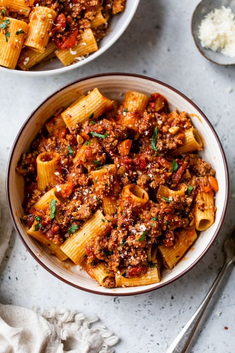 Instapot Bolognese Pasta, Healthy Bolognese, Instant Pot Bolognese, Italian Meat Sauce, Rigatoni Recipes, Clean Dinners, Vegan Bolognese, Beef Ragu, Rigatoni Pasta