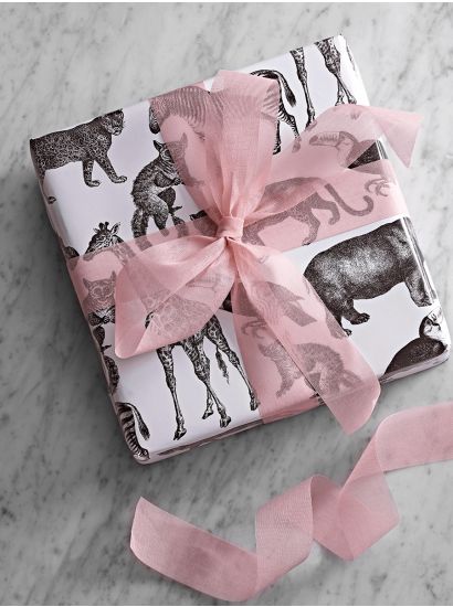 Creative Wrapping Ideas, Luxury Christmas Wrapping, Luxury Christmas Wrapping Paper, Gift Wrapping Inspiration, Astuces Diy, Christmas Gift Wrap, Gift Inspo, Creative Gift Wrapping, Christmas Trends