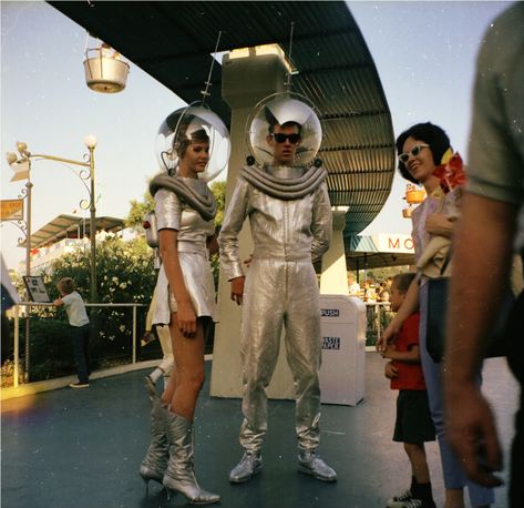 Space Man and Space Girl from Tomorrowland (1967) Disneyland Tomorrowland, Disneyland Vintage, Space Costumes, Tomorrow Land, Space Suits, Space Oddity, Space Fashion, Vintage Halloween Costume, Space Outfit