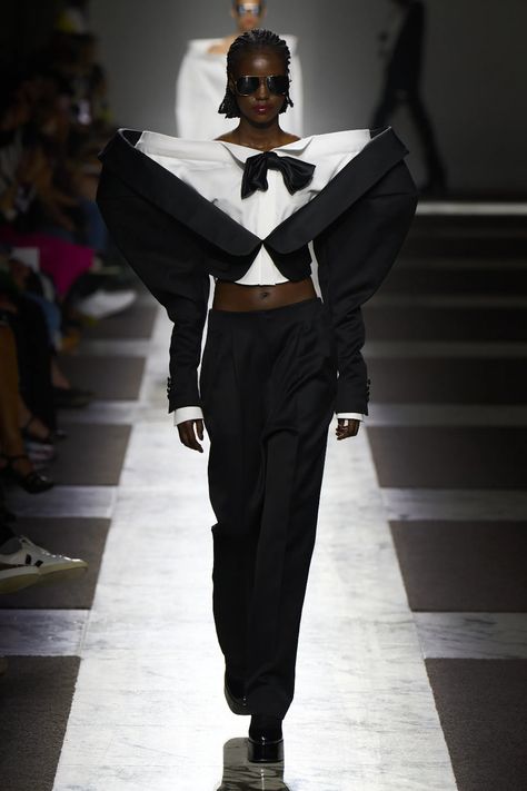 Cubism Fashion, Fall 2022 Couture, Victor And Rolf, 2022 Couture, Bad Fashion, Collection Couture, Runway Outfits, Show Collection, Viktor Rolf