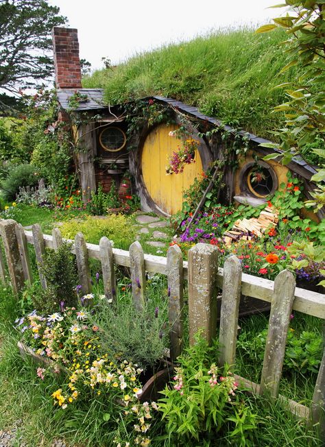 Cool fantasy fairy tale house Hobbiton movie set, Matamata, New Zealand (by (by ali_gata1970) Casa Do Hobbit, Hobbit Garden, Casa Hobbit, Fairy Home, Hobbit Hole, Faeries Gardens, Hobbit House, Fairy Doors, Gnome Garden