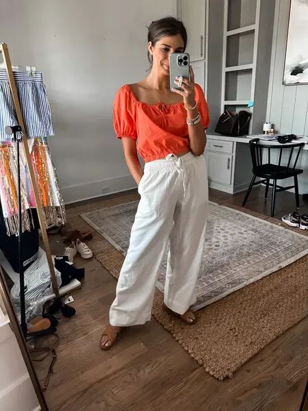 How to wear high rise wide leg pants. How to style white pants for a casual everyday Spring look. Chic and trendy Summer outfit idea for moms. Linen Pants Outfit Dressy, Chic White Linen Pants, Chic White Linen Wide Leg Pants, White Linen Pants Outfit Dressy, Effortless Everyday Linen Pants, Everyday Wide-leg Linen Pants, Spring Linen Wide Leg Pants With Pull-on Style, Style White Pants, Pants Outfit Dressy