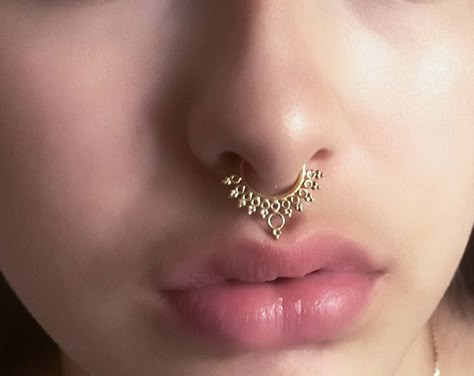 Septum Piercing Design, Indian Septum Piercing, Indian Septum Ring, Orr Piercing, Nose Ring Designs, Ring Indian, Septum Nose Rings, Septum Rings, Septum Piercings