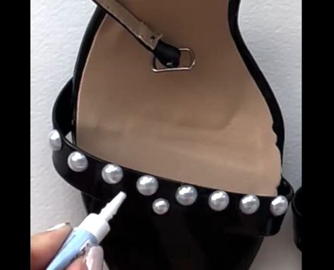 High Heel Makeover Diy, Diy Pearl Shoes Heels, Diy High Heels Makeover, How To Make Heels, Diy Pearl Heels, Diy Embellished Shoes, Heels Makeover, Diy Heels Makeover, Diy Shoes Heels