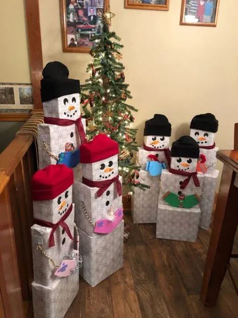 Gift Tower Ideas, Snowman Gift Tower, Diy Snowman Gifts, Unique Gift Wrapping Christmas, Crafty Christmas Gifts, Christmas Gift Wrapping Diy, Christmas Gift Themes, Christmas Wrapping Diy, Gift Towers