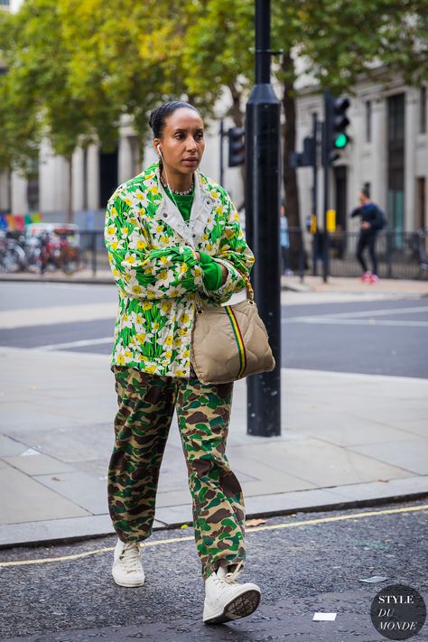 Chioma Nnadi by STYLEDUMONDE Street Style Fashion Photography_48A2438 Clashing Patterns, White Sneakers Outfit, Clashing Prints, Sneakers Fashion Outfits, Sneakers Looks, Estilo Chic, Street Fashion Photography, Trending Sneakers, Sneakers Outfit