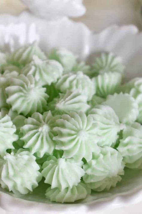 Mint Christmas Candy, Soft Mints Recipe, Butter Mints Recipe Cream Cheeses, How To Make Butter Mints, Misty Mints Recipe, Wedding Mints Recipe, Christmas Butter Mints, Mint M&m Recipes, Buttermints Recipe Homemade