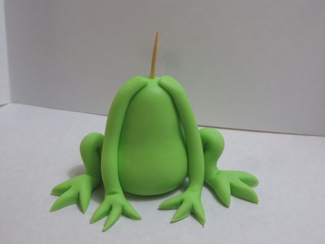 Fondant Frog, Frog Cake Aesthetic, Fondant Cake Tutorial, Frog Cake, Fondant Flower Cake, Fondant Bow, Fondant Figures Tutorial, Frog Frog, Fondant Rose