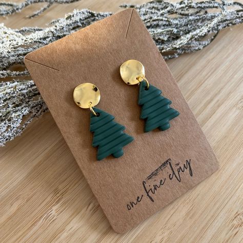 Handmade Polymer Clay Evergreen Tree Earrings With Gold Plated Brass Posts. Made In Michigan, And Ready To Be Worn By You! If You Like These, Check Out More Of My Work On Instagram Or Etsy! Instagram: @Onefineclay Etsy: Www.Etsy.Com/Shop/Onefineclaydesigns/ Christmas Polymer Clay Earings, Christmas Clay Earrings Ideas, Christmas Clay Earrings Diy, Winter Clay Earrings, Holiday Clay Earrings, Winter Polymer Clay Earrings, Christmas Earrings Polymer Clay, Clay Earring Designs, Simple Clay Earrings