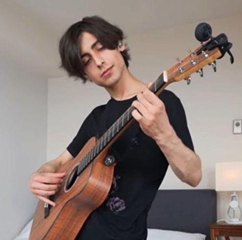 Aiden Gallagher Pictures, Aidan Gallagher Playing Guitar, Aiden Gallagher Pfp, Adian Gallagher Girlfriend, Aiden Gallagher Boyfriend Material, Aidan Gallagher Long Hair, Aidan Gallagher Smile, Aidan Gallagher Hands, Aidan Gallagher Pfp