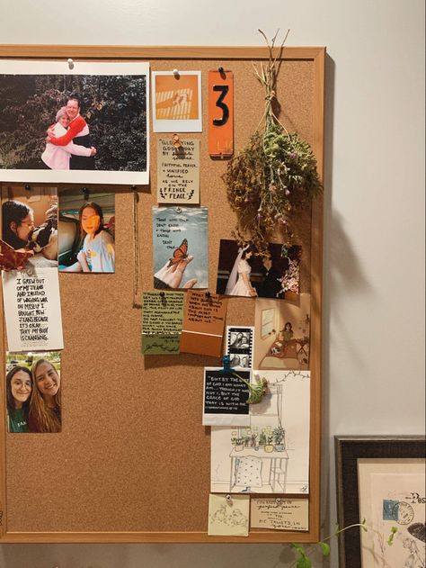 Photo Wall Cork Board, Bulletin Board Office Decor, Dark Academia Cork Board, Earthy Dorm Room Ideas Minimalist, Corkboard Picture Ideas, Cork Board Above Desk, Memo Board Aesthetic, Bulitin Board Ideas Aesthetic, Roommate Ideas Apartment