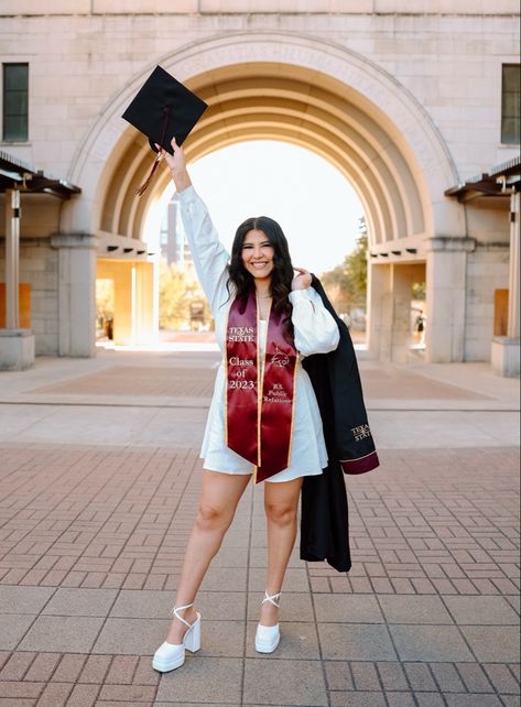 Texas State University Graduation Photos, Aesthetic Photos, Graduation, Cap and Gown, Grad Photo spots, Grad poses, Graduation props, Texas State, Aesthetic, Texas State Grad, Photo Spots, Cap, Grad Cap Pose Blazer Graduation Pictures, College Pictures Aesthetic, University Graduation Aesthetic, Family Graduation Pictures, Txst Graduation Photos, Georgia State University Graduation Pictures, Texas State Graduation Pictures, Graduation Pictures While Pregnant, Texas Southern University Graduation Pictures