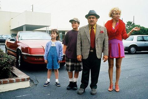 Matilda (1996). L to R: The older Matilda Wormwood (Mara Wilson), the older Michael Wormwood (Brian Levinson), Harry Wormwood (Danny DeVito), & Zinnia Wormwood (Rhea Perlman). This is a still photograph from the movie. Zinnia: “It’s nice to go out sometimes, isn’t it?” Harry: “Yeah.” Zinnia: “You never take us out.” Harry: “Of course I do. I took you to The Flipper.” Zinnia: “I don’t remember any of The Flipper.” This movie is based on the children's novel Matilda (1988) by Roald Dahl. Agatha Trunchbull, Matilda Cast, Matilda Movie, Matilda Wormwood, Rhea Perlman, Gato Sphynx, Film Quiz, Mara Wilson, Parent Trap