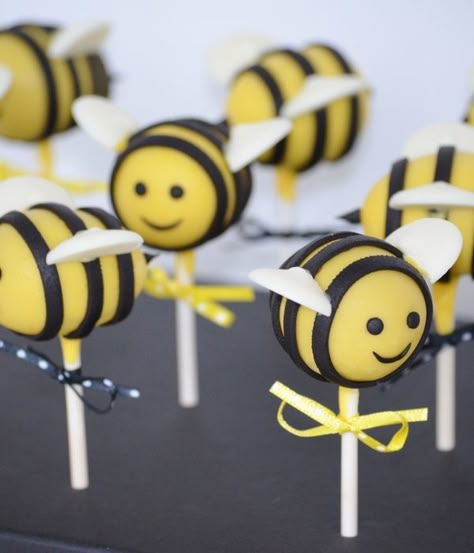 Bee Baby Shower Cake, Beehive Cake, Bee Cake Pops, Bee Birthday Cake, Bumble Bee Cake, Bee Cake, Gateau Baby Shower, Bee Theme Party, Bee Birthday Party