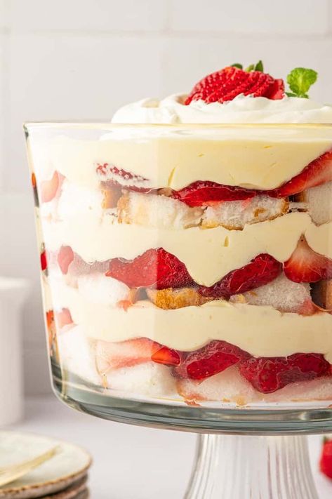 Indulge in the deliciously layered combination of cubed angel food cake, sweet strawberries, and a creamy vanilla pudding filling, making it a delightful and crowd-pleasing treat. Spiked Strawberries, Shortcake Trifle, Showstopper Dessert, Strawberry Shortcake Trifle, Shortcake Biscuits, Strawberry Trifle, Strawberry Shortcakes, Buckwheat Cake, Desserts Christmas