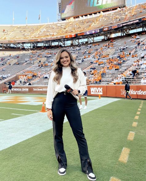 Woman Sports Reporter, College Coach Outfit, Sports Interview Aesthetic, Presenter Outfits Women, Journalist Outfits Women, Reporters Outfits, Sports Coach Outfit, Women Sports Broadcaster, News Reporter Outfit Women