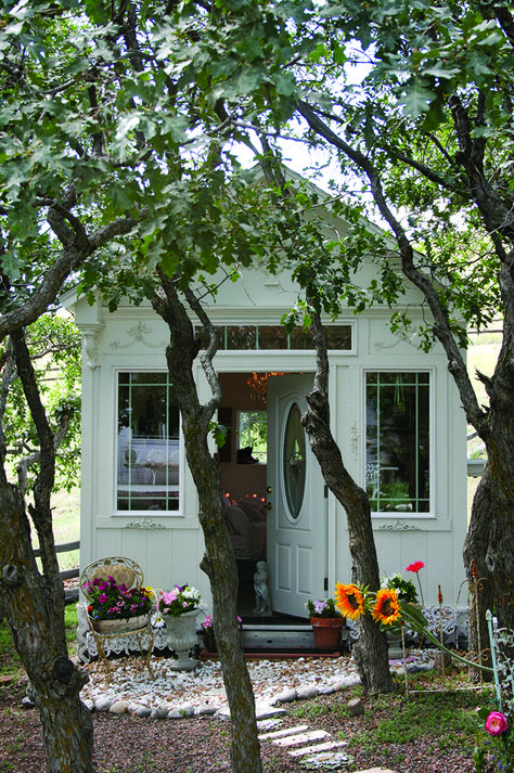 Just a few steps from the main house, this backyard craft cottage is used as a sewing workshop. #cottageworkshop #cottagecrafts Garden Folly, Backyard Crafts, Pretty Porches, Mary Macdonald, Craft Shack, Craft Cottage, Cottage Tiny House, Potting Benches, Cottage Journal