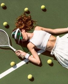 Stylist Arabia Shows How to Dress for the Tennis Court | Fashion Gone Rogue Tennis Fashion Editorial, Tennis Girl Aesthetic, Court Fashion, Mode Tennis, Tennis Court Photoshoot, Tennis Photoshoot, Foto Sport, Tennis Photography, Tennis Pictures