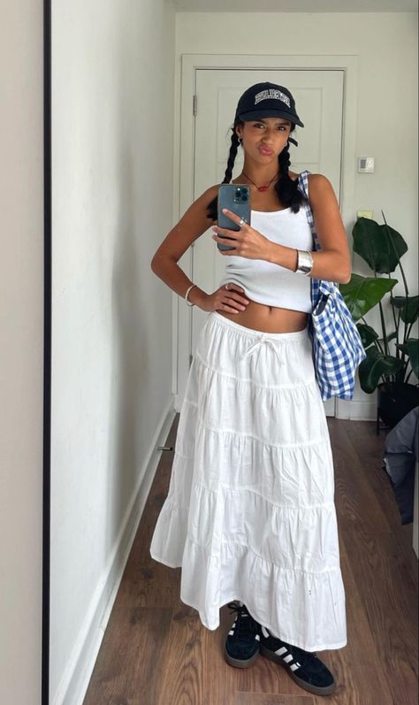 White Maxi Skirt Outfit, Looks Adidas, White Skirt Outfits, Skirt Outfit Summer, White Long Skirt, White Maxi Skirts, Looks Country, Long Skirt Outfits, European Summer Outfits