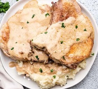 Kitchen Bounty: Sour Cream and Clove Pork Chops Smothered Pork Chop Recipes, Sour Cream Pork Chops, Creamy Pork Chops, Stovetop Chili, Oven Pork Chops, Pork Chops And Gravy, Smothered Pork, Homemade Beef Stew, Smothered Pork Chops