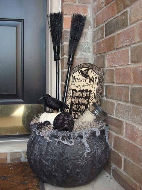 37 Spooktacularly amazing outdoor Halloween ideas Porta Halloween, Porche Halloween, Diy Halloween Dekoration, Creative Halloween Decorations, Dekorasi Halloween, Halloween Diy Outdoor, Halloween Decor Diy, Hallowen Ideas, Casa Halloween