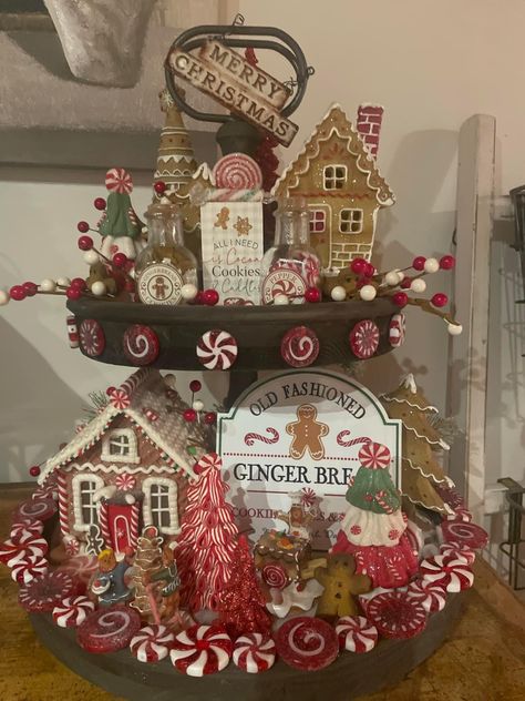 Christmas House Decorations Indoor, Christmas Chandelier Decor, Gingerbread Tiered Tray, Christmas Decorations Centerpiece, Gingerbread Christmas Tree, Tray Decor Christmas, Gingerbread Christmas Decor, Cozy Christmas Decor, Christmas Tray