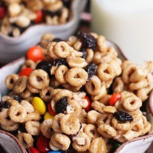 Cheerios Snack Mix - Julie's Eats & Treats ® Cheerios Snack Mix, Cheerios Snacks, Cheerios Recipes, Easy Snack Mix, Halloween Snack Mix, Salty Sweet Snacks, Trail Mix Recipes, Sport Nutrition, Snack Mix Recipes