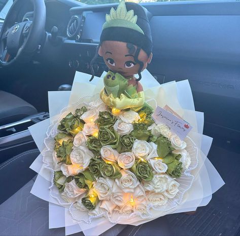 Tiana Disneyland, Tiana Wedding, Princess Tiana Birthday Party, Tiana Birthday Party, Princess Sweet 16, Ribbon Flowers Bouquet, Sweet 16 Themes, Princesa Tiana, Luxury Flower Bouquets