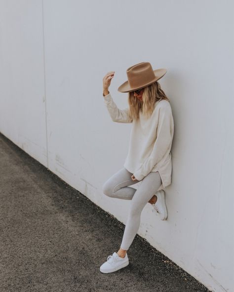 Neutral Fashion Minimalist, White Sweatshirt Outfit, Sneakers Outfit Spring, Winter Sneakers Outfit, Casual White Sneakers, White Sneakers Outfit, Sneaker Outfits Women, Ladylike Style, Workout Style