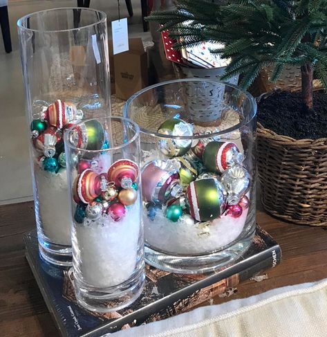 fast-and-easy-Christmas-decorating-idea-using-ornaments Christmas Centerpiece Vase, Christmas Ornaments In A Glass Vase, Christmas Bulbs In Vase, Small Vase Christmas Decor, Christmas Decor Ideas Using Glass Vases, Christmas Ball Display Ideas, Christmas Decorations In Glass Vases, Christmas Decor In Glass Vase, Ornament Centerpieces Diy