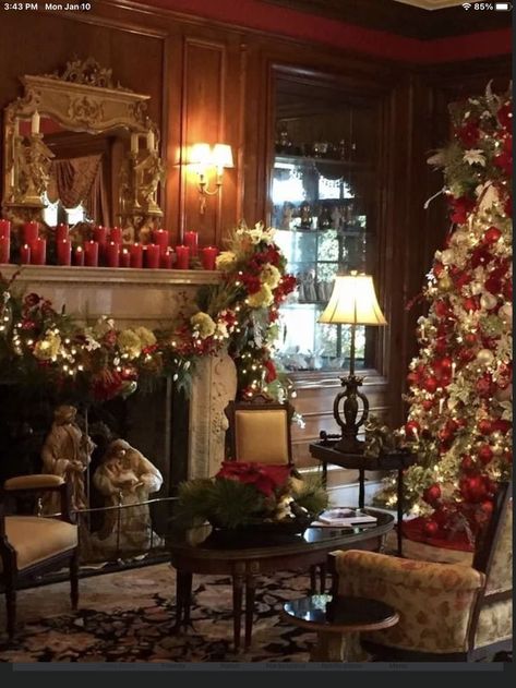 Old Traditional Christmas Decor, Christmas Ideas For The Home Traditional, Christmas Victorian House, Christmas House Interior, English Christmas Decorations, Classic Christmas Aesthetic, Traditional Christmas Aesthetic, Christmas Cozy Home, American Christmas Decorations