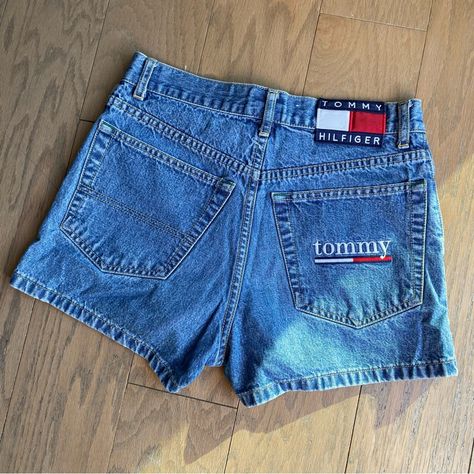 Insanely Rare & Cute Little Vintage Tommy Jeans Blue Denim Jean Shorts Featuring A Tommy Hilfiger Patch & The Cutest Tommy Logo On The Back. Soooo Iconic, These Bottoms Will Be Sure To Get All Eyes On You!! The Shorts Close Together With A Metal Clasp But Unfortunately Are Missing The Inside Button. Other Than That These Shorts Are In Brand New Condition! Size: Labeled 3 Measurements: Waist- About 27” Rise- 10” Inseam- 2.5” Denim Shorts Outfit Women, Shorts Demin, Tommy Hilfiger Outfits, 80s Clothes, Denim Shorts Outfit, Vintage Jean Shorts, Shorts Outfits Women, Summer Shorts Outfits, Bathroom Themes