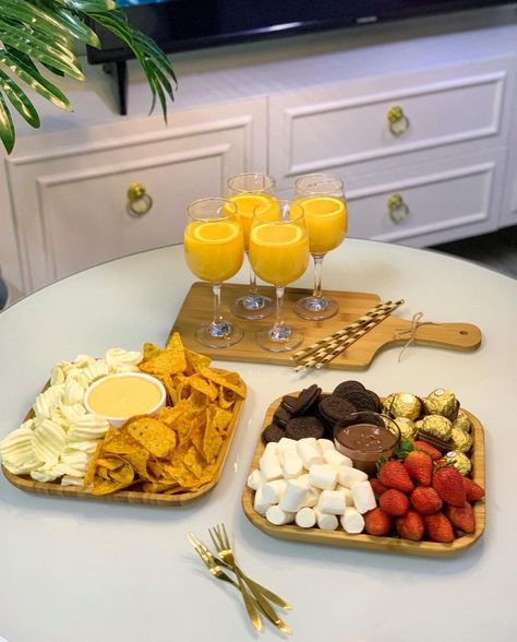 Brunch Ideas Aesthetic, Birthday Buffet Ideas Food, Simple Party Ideas, Catering Ideas Food, Idee Pasto, Party Food Platters, Läcker Mat, Food Displays, حلويات صحية