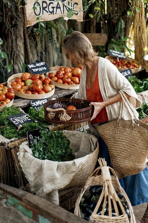 Woman At Farmers Market, Food Market Photography, California Farmers Market, Farmers Market Vegetables, Farmers Market Haul, Farmers Market Basket, Farmers Market Photography, Vintage Farmers Market Aesthetic, Farmers Market Packaging