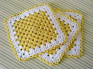 Granny square dishcloth - crochet free pattern  - This tutorial shows a slightly different way to make a granny square dishcloth. It is my favorite method because it works to “hide” that initial chain that counts as the 1st dc in ea rnd. Granny Square Dishcloth, Motifs Granny Square, Granny Square Haken, Amigurumi Minta, Confection Au Crochet, Dishcloth Crochet Pattern, Crochet Dishcloth, Crochet Washcloth, Dishcloth Pattern