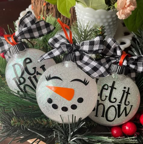 Snowman Glitter Ornaments, Clear Christmas Ball Ornament Ideas Diy, Snow Man Christmas Tree, Handmade Tree Ornaments, Clear Christmas Ornaments, Christmas Booth, Craft Ornaments, Silly Face, Snowmen Ornaments