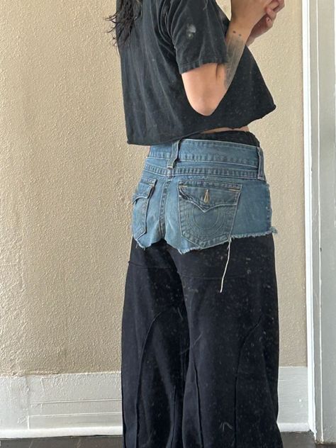 Mini Skirt Over Pants, Skirt Over Pants Outfits, Skirts Over Pants, Skirt Over Pants, Layered Clothing, Upcycled Skirt, Ropa Upcycling, Denim Crafts Diy, Concept Clothing