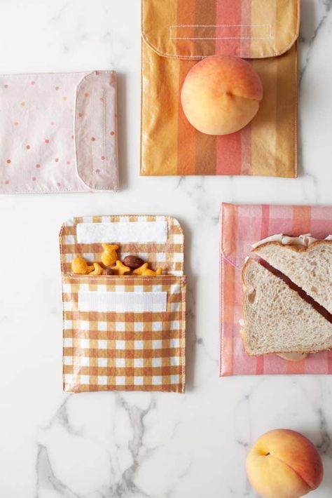 Diy Reusable Sandwich Bags, Office Lunches, Diy Sy, Tas Laptop, Reusable Sandwich Bags, Reusable Snack Bag, Costura Diy, A Beautiful Mess, Sandwich Bags