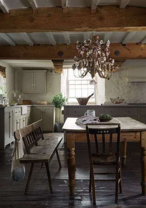 Cottage kitchen ideas - design inspiration | Country Rustic Country Kitchens, Devol Kitchens, Stil Rustic, Country Kitchen Designs, French Country Kitchens, European Home Decor, Cottage Kitchens, Country Style Kitchen, Classic Kitchen