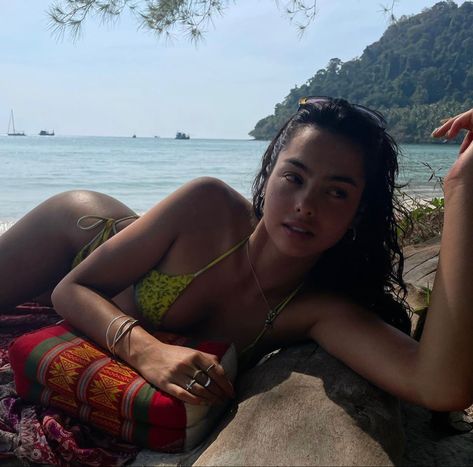 Tropical Latina Aesthetic, Latin Girl Aesthetic, Latina Summer Aesthetic, Latin Aesthetic, Latina Summer, Latino Girl, Latino Aesthetic, Tanned Girls, Colombia Aesthetic