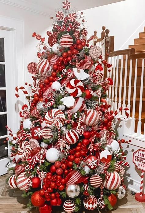 All Red Christmas Decor, Christmas Decor Red And White, Creative Christmas Tree Ideas, Christmas Tree Decorations Ribbon, Christmas Tree Inspo, Holidays 2023, Gingerbread Christmas Tree, Candy Christmas Tree, Diy Christmas Tree Topper