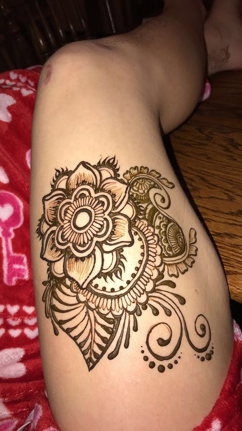 Henna Practice, Thigh Henna, Learn Henna, Henna Hand Designs, Henna Doodle, Leg Henna Designs, Tato Paha, Henne Tattoo, Henna Flower Designs