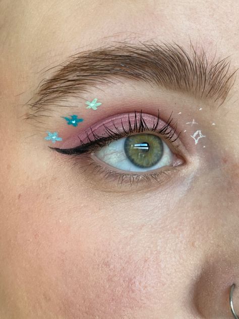 Fun Colorful Eyeliner, Water Eyeliner Looks, Eyeliner Designs Simple, Colourful Eyeliner Looks, Two Color Eyeliner, Makeup With Dots, Tiny Eyeliner, Fun Graphic Liner, Simple Graphic Eyeliner