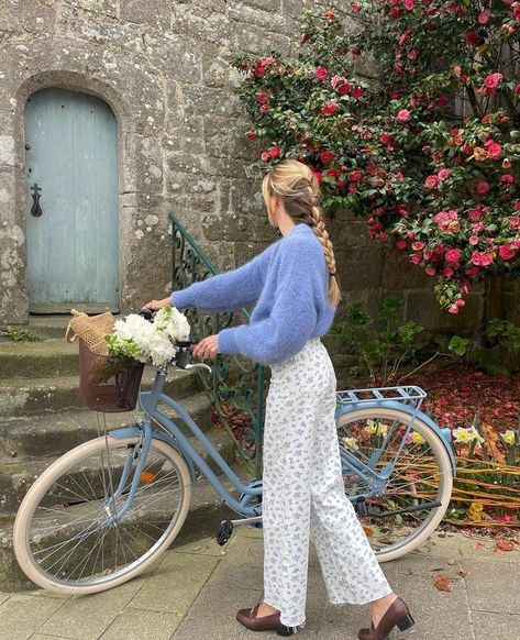 French Countryside Clothing, Cozy Feminine Outfits, French Country Outfit, Flower Aesthetic Outfits, Soft Romantic Outfits, Romantic Outfit Aesthetic, Garden Aesthetic Outfit, Scandinavia Aesthetic, French Summer Fashion